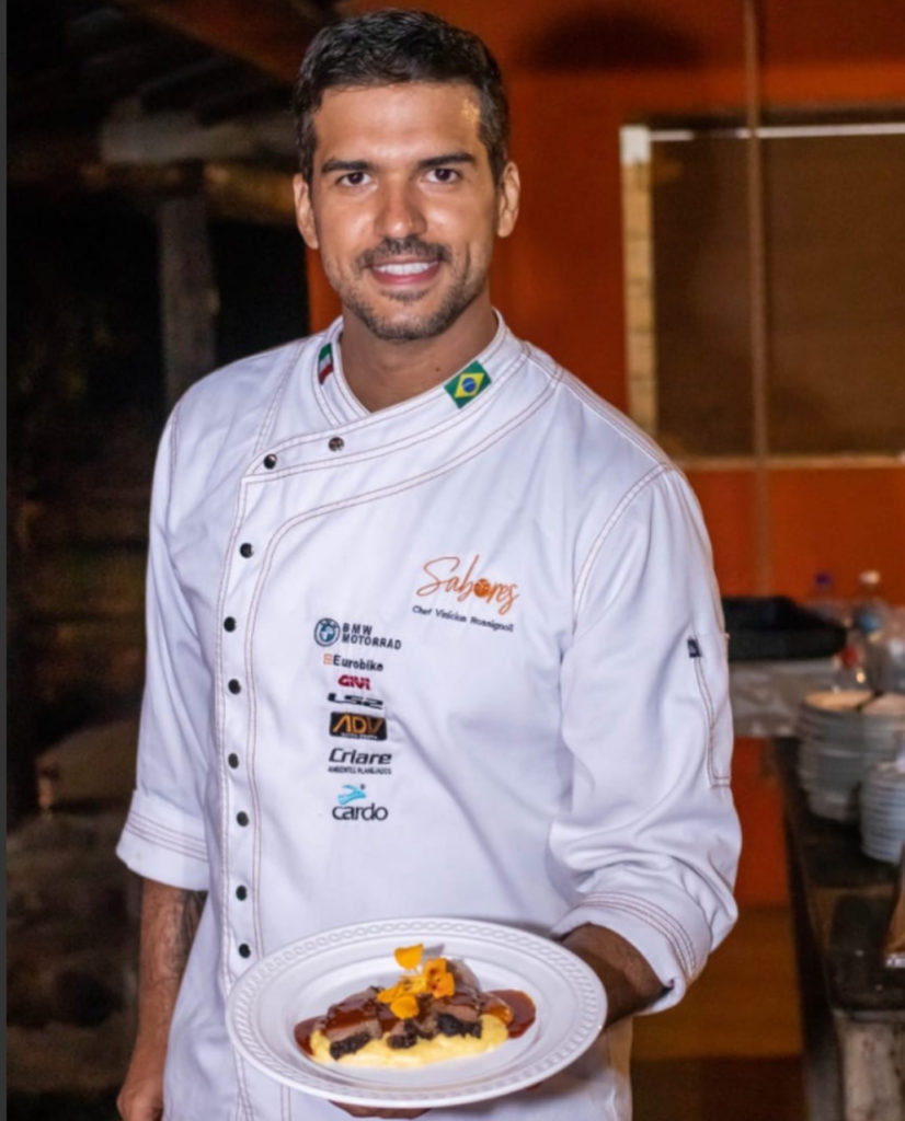 chef de cozinha segurando um prato de comida para simbolizar a fome no brasil