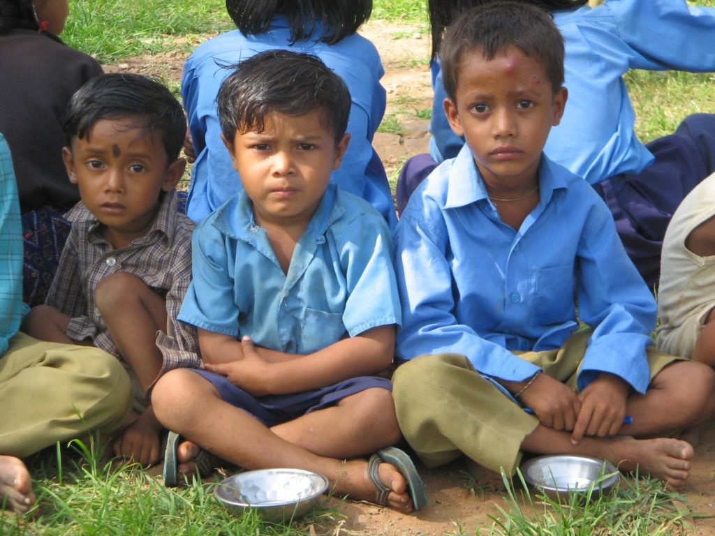 crianças tristes olhando para a foto para simbolizar a fome no brasil