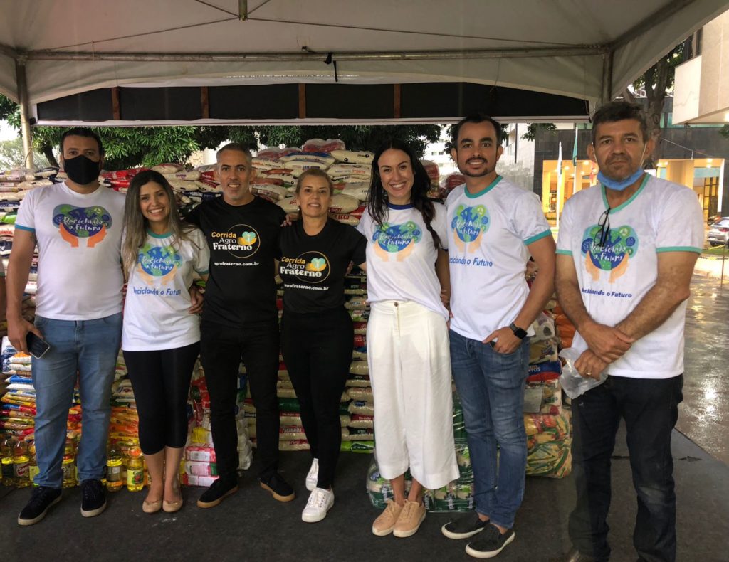 projeto reciclando o futuro reunido em uma campanha de doação de alimentos