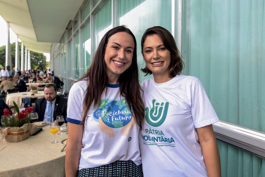 Renata d’aguiar ao lado da primeira-dama Michelle Bolsonaro